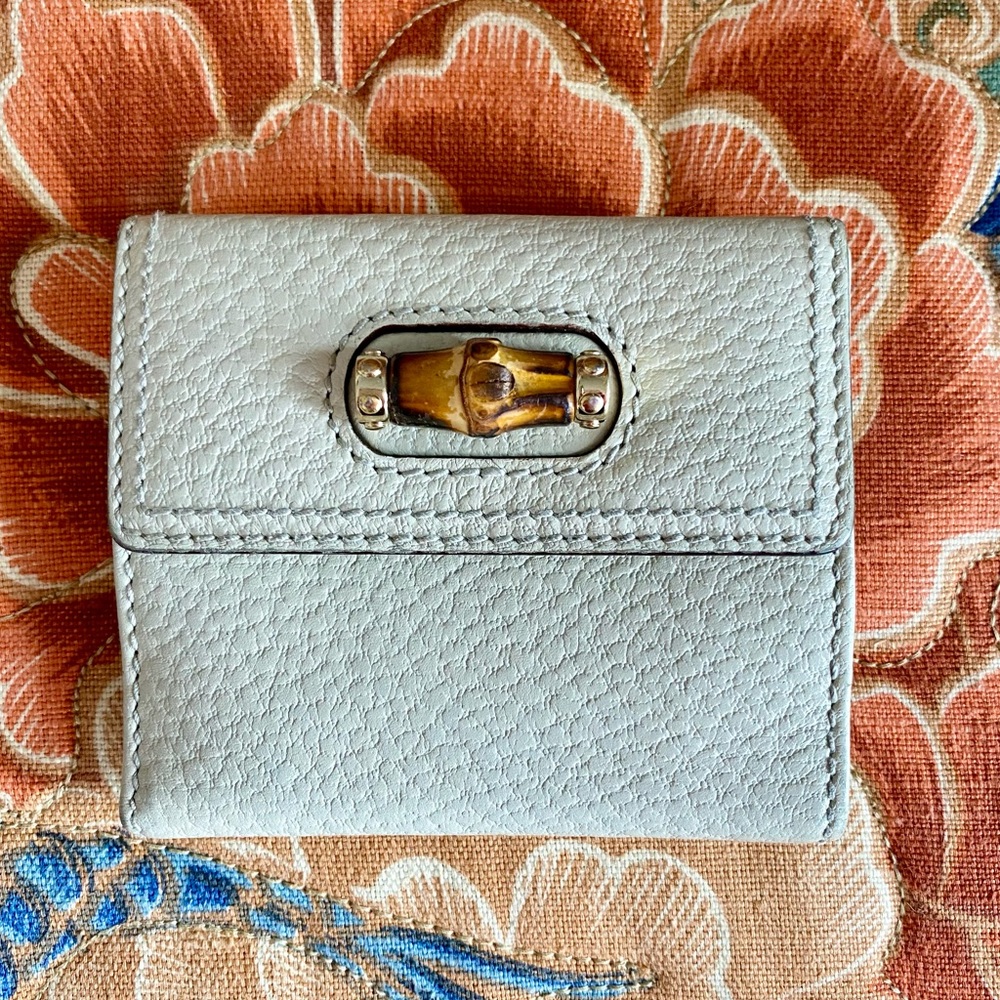 Authentic Gucci Ivory Pebbled Leather/Bamboo Clasp Line Wallet